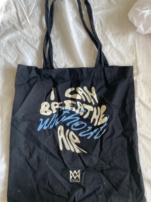 Svart tygkasse Marcus o Martinus - Air tyg påse