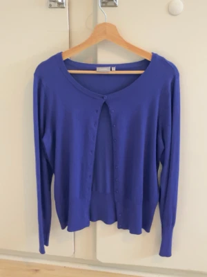 Blå kofta med rund hals - Säljer för 100kr