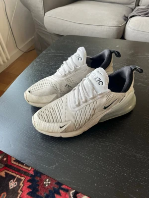 Nike Air Max 270 vita sneakers - Hej! Nu säljer vi ett par använda Nike 270’s för ett sjystare pris. Skorna har använts och det ser man. Hör av dig vid eventuell fundering. Vid snabb affär kan priset förändras 
