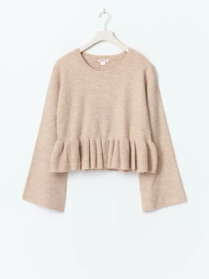 Stickad beige tröja - Jag säljer min stickade tröja i beige storlek i storlek S. Jag har använt den cirka 3 gånger, fint skick fortfarande!💘 Kan diskutera pris.