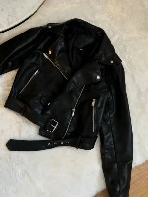 Svart skinnjacka  - Knappt använd, superfint skick!  Storlek M, men den sitter bra på mig som vanligtvis har S