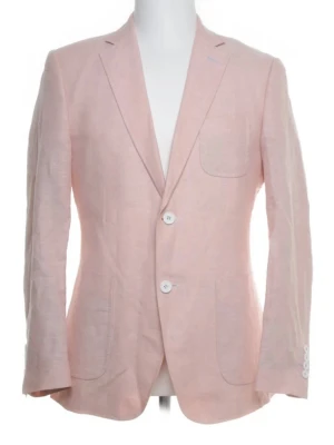 Ljusrosa linnékavaj - Stilren ljusrosa kavaj i linne med två vita knappar framtill, tre utanpåfickor och klassisk krage. Perfekt för dig som vill ha en lätt och luftig kavaj med modern touch. Passar till både jeans och chinos för en trendig look.