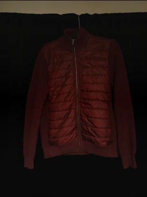 Vinröd cardigan jacka från Jimmie Sanders - Säljer en riktigt stilig Vinröd cardigan jacka från Jimmie Sanders som är otroligt stilig nu till våren🍂.