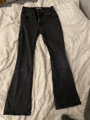 Svarta low waist bootcut jeans - Bootcut jeans som är svarta/grå