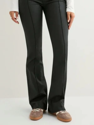 Svarta bootcut byxor low waist  - Snygga svarta bootcut byxor med markerade sömmar framtill. Byxorna har en låg midja och är tillverkade i ett glansigt syntetmaterial som ger en cool look. Perfekta för dig som vill ha en trendig siluett med lite extra attityd. 🌺