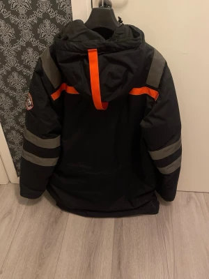Helly hansen jacka - En otroligt fin varm och exklusiv jacka ifrån helly Hansen. Jackan är storlek XXL men passar från Large och uppåt, och den tål extrem kyla! Jackan är i extremt bra skick och kostar över 3000 KR NY!!! Jackan har väldigt många fickor och är en utav de mesta varma jackorna på marknaden.  Tveka inte på och skriva om du har några frågor och funderingar.