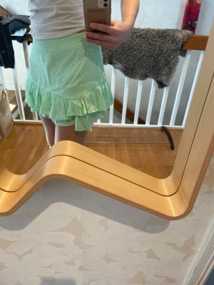 Mintgrön prickig volangkjol - Supersöt mintgrön kortkjol med vita prickar och volangkant från Zara. Superfint skick och använt fåtal gånger 