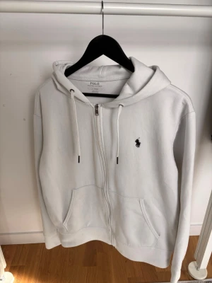 Ralph lauren  - säljer en vit Ralph lauren zip i helt okej skick, tröjan är lite nopprig och kan ha nån fläck (går bort i tvätten )tröjan är storlek S! Kom gärna med frågor!