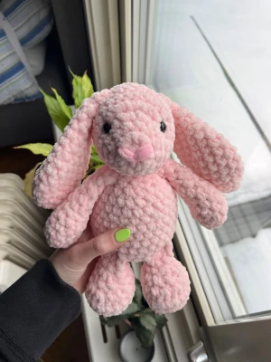 Ljusrosa jellycat-kanin🌸 - Har haft ett långt uppehåll på dessa kaniner men nu kommer en liten omgång av dem!🐰Här är en virkad ljusrosa Jellycat-kanin med rosa nos. Syns inte så bra på bilden men den glittrar!🩷🌸🐰