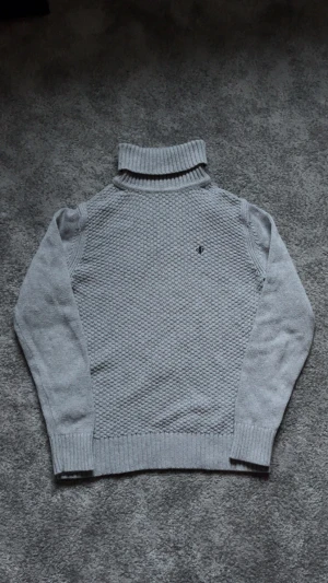 Morris Polotröja - En as snygg turtleneck från Morris! Nytt skick utan defekter, knappt använd! Passar perfekt till lager på lager outfits nu i vinter med en grå & neutral färg som matchar till allt! ⛄️
