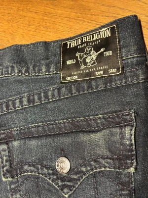 True Religion Geno Relaxed Slim Jeans - Mörkblå jeans från True Religion, modell Geno Relaxed Slim. 