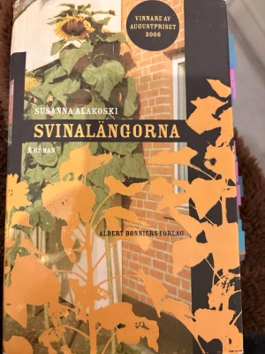 Svinalängorna- Susanna Alakoski - Säljer en roman av Susanna Alakoski, läste den under första terminen på socionomprogrammet. Finns några rader som är unterstrukna utöver de är boken i fint skick.