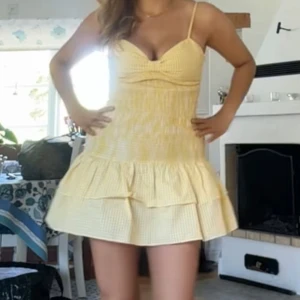 Gul rutig kortklänning från Zara - Supersöt gul kortklänning från Zara💛På lappen står det att storleken är L men jag skulle själv säga att den är lite mindre i storlek- ungefär S/M. Lappen kvar, aldrig använd, inga defekter.