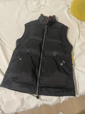 Parajumper väst - Fräsch och snygg väst från PJ. Passar perfekt nu till våren eller till sena sommarkvällar. Storlek S men passar även M. Hör av dig vid frågor!!