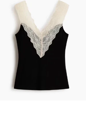 Svart linnetopp med spetsdetaljer - Snygg svart linnetopp med djup v-ringning och breda axelband i vit spets. Perfekt att styla till jeans eller kjol för en trendig outfit. Prislapp kvar och aldrig använd!