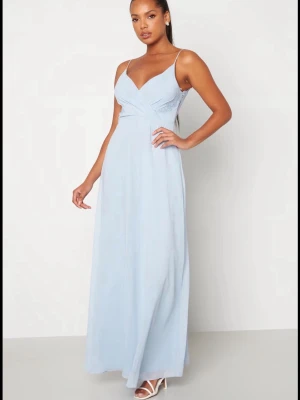 Ljusblå balklänning från Bubbleroom - Säljer en fin ljusblå balklänning från Bubbleroom. Klänningen har en v-ringning fram och baktill med en fin spets detalj. Är använd vid två tillfällen men är i bra skick🩵