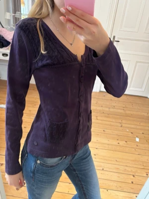 Lila kofta - Söt och unik lila kofta från Street One. Skulle säga att storleken är xs💕