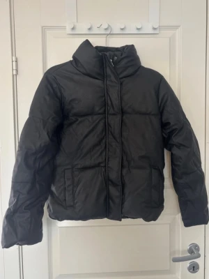 Jacka - Puffer jacka stl 150 ifrån barnavdelningen på lager157, passar mig som har stl xs/s och är ca 170lång  Aldrig använd men har legat i garderoben så kan va lite dammig