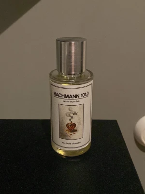 BACHMANN 101.0 Extrait de Parfum 50ml - One Bold Chemist BACHMANN 101.0 inspirerad av blond amber. En unik doft som passar bra till vintern. Säljer för den passar inte mig. Ordinarie pris 349kr