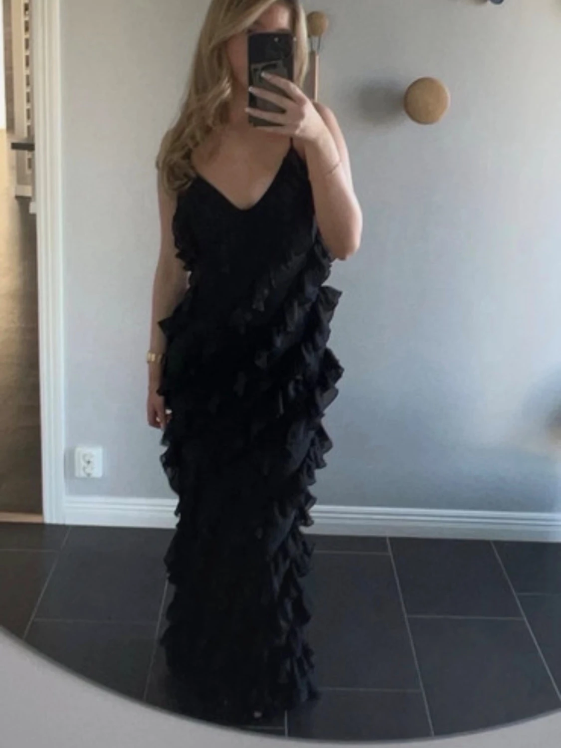 Svart långklänning med volanger - 1