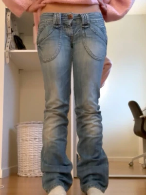 Ljusblå bootcut jeans från Pepe Jeans - Midjemått: 36 cm, innerbenslängd: 78 cm