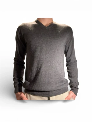 Mörkgrå v-ringad tröja Tiger of Sweden - Snygg mörkgrå v-ringad tröja från Tiger of Sweden, i ett fint skick. Modellen är 75 kg och 180 cm. 😁