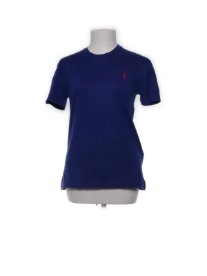 Ralph Lauren T-Shirt - Klassisk marinblå t-shirt från Ralph Lauren med rund halsringning och korta ärmar. Liten röd logga broderad på bröstet. Tillverkad i mjuk bomull för en bekväm känsla och enkel stil.