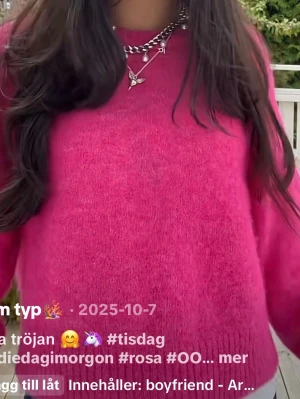 Rosa stickad tröja med rund hals - En snygg rosa stickad tröja med rund hals och långa ärmar. Tröjan har en rak passform och bred ribbstickad kant nedtill. Perfekt för att addera färg till din outfit.  Wool/alpaca blend material🍒🍒