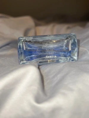 Armand Basi L'Eau Pour Homme EdT - Fräsch herrparfym från Armand Basi, L'Eau Pour Homme Eau de Toilette. Flaskan är rektangulär med en stilren blå och transparent design, och har ett genomskinligt lock. Innehåller 75 ml och har en modern, maskulin doft.