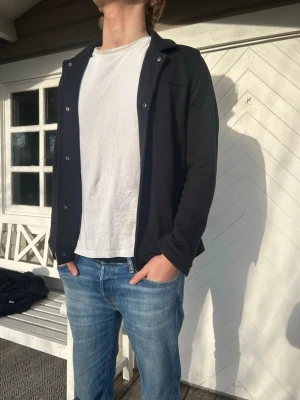 Selected Homme Jacka - Säljer nu denna snygga och sköna jackan från Selected Homme! Använd fåtalet gånger och är i grymt skick. Passar perfekt för vädret nu och säljs för skampris! Hör av dig vid vidare funderingar🤝