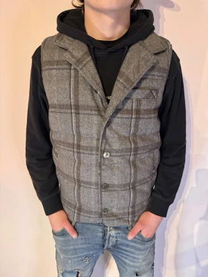 Grå rutig dunväst från stenströms  - | Skick 10/10 | Färg: Grå | Modell: 172cm 64 kg | Vad inkluderas: Väst, kvitto o även tags | Nypris: 3699kr | 
