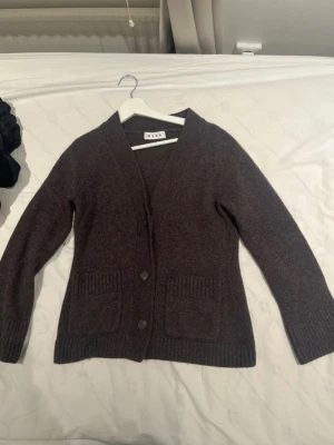 Wera stickad cardigan - Snygg stickad mörkbrun cardigan från Wera i ull. Mycket bra skick, använts sparsamt💕. Storlek S