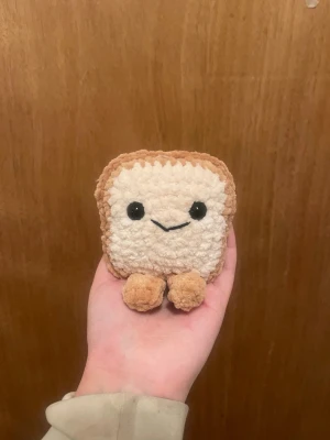 Virkad toast (jellycat) - Handvirkat i mjukt polyester garn