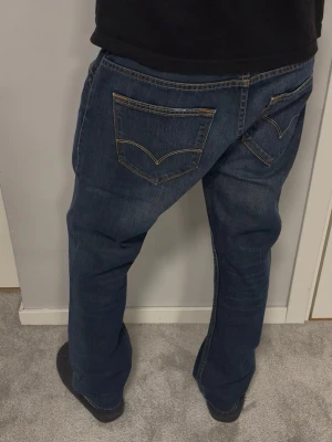 Levi's 504 Straight - Levi's Jeans | Modell: 504 Straight | Skick 9/10 mycket bra | Levi's lappen vid baksida midja har ramlat av (bild 5) | Nypris ca 2500kr | Mitt pris 799kr | Size: 32/34 sitter mer som 32/32 | Modellen är 182cm och väger 67kg | Midja: 43cm | Ytterbenslängd: 100cm | Benöppning: 20cm | Lår: 29cm | Kom gärna pm vid frågor eller funderingar |