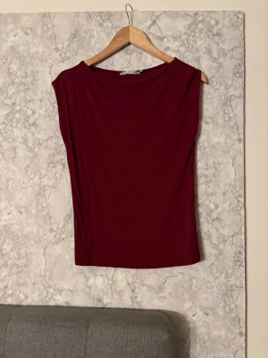 Vinröd topp från lager 157 - Snygg vinröd topp från lager 157 i nyskick och storlek S 