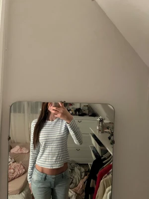 Jättefin Långärmad snygg tröja - Långärmad magtröja med vit blåa ränder från hm i storlek S jättesöt