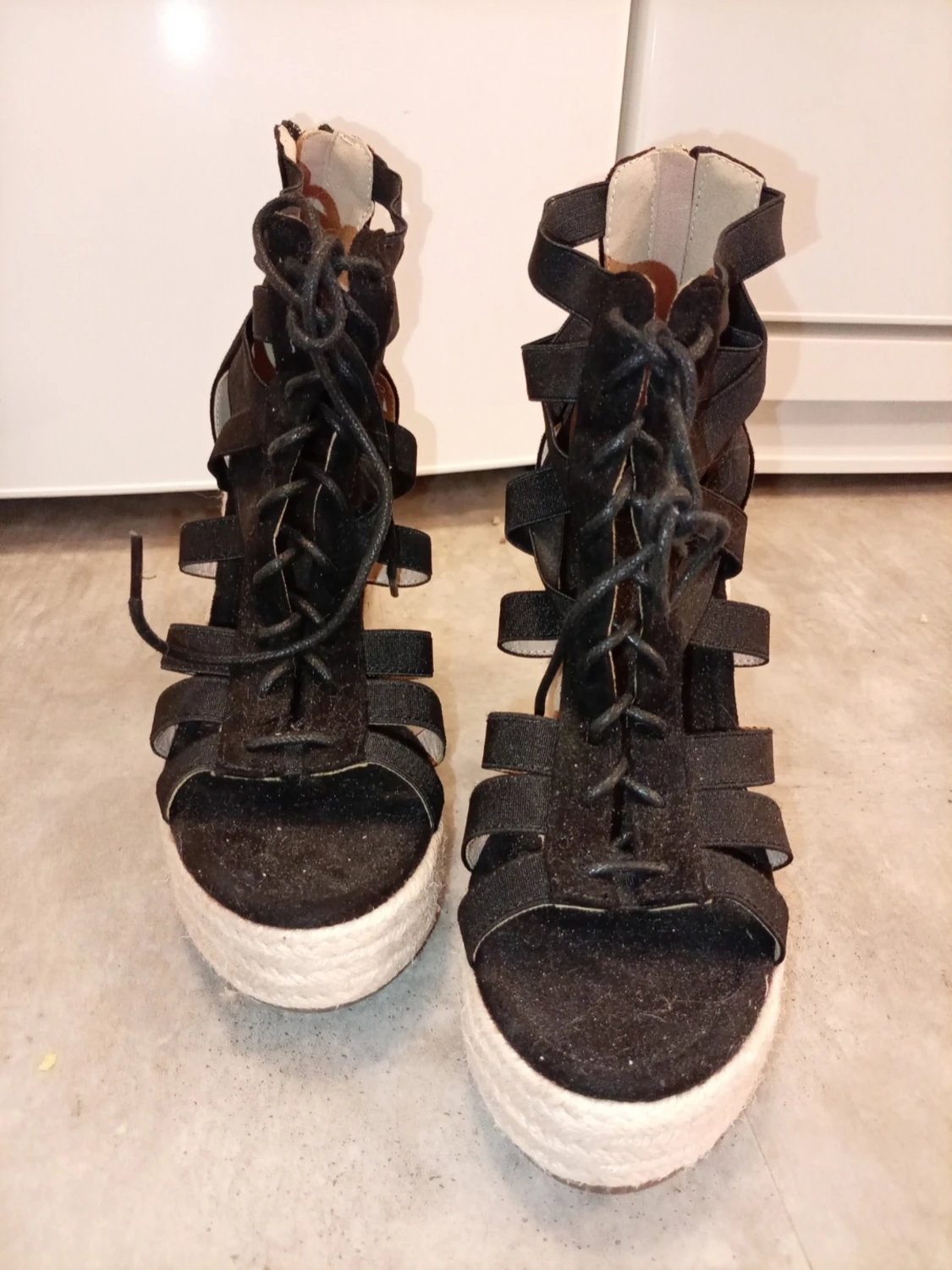 Svarta kilklackade sandaler med snörning - 1