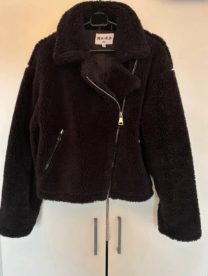 Svart teddyjacka - Svart teddyjacka från na-kd, använt skick. 🌸🩷 ▪️ TikTok - Ginise ✨  