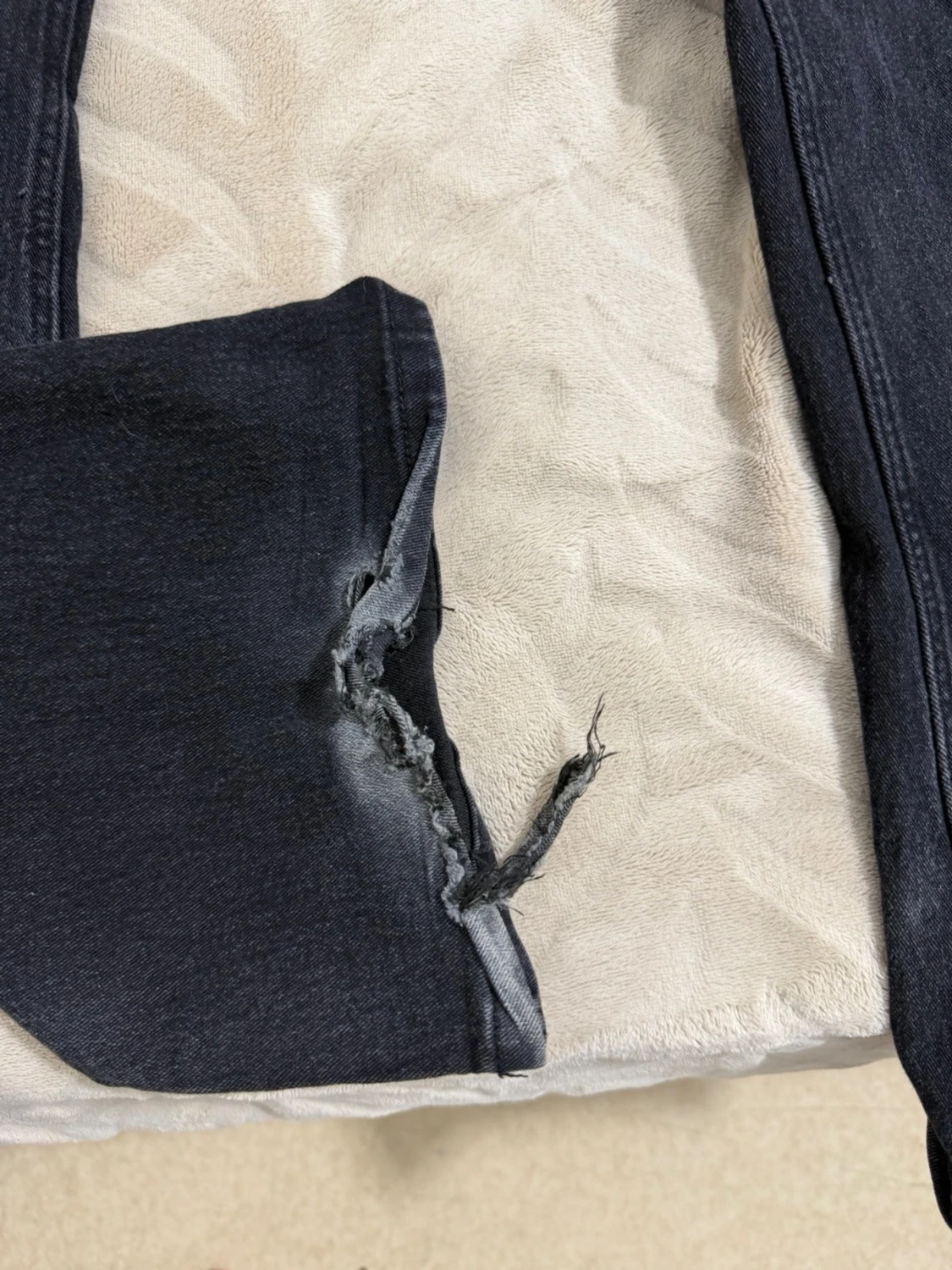 Svarta bootcut jeans med slitning - 1