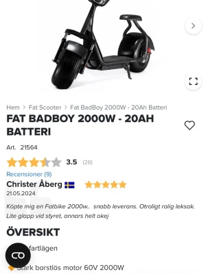 Fat BadBoy Scooter 2000W elskoter - Säljer en svart Fat BadBoy Scooter 2000W med 20Ah batteri. Elskotern har breda däck, robust ram och en bekväm sits. Perfekt för dig som vill ha en kraftfull och cool elskoter för stadskörning eller cruising. Levereras i originalkartong. Och den är helt ny 
