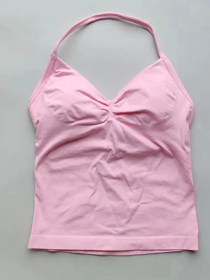 Ljusrosa ärmlös linnetopp - Söt ljusrosa linnetopp med halterneck och rynkad detalj framtill. Toppen är ärmlös och har en mjuk, stretchig passform som sitter bekvämt. Passar som S🥰