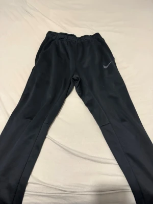 Svarta träningsbyxor från Nike - Svarta Nike mjukisbyxor