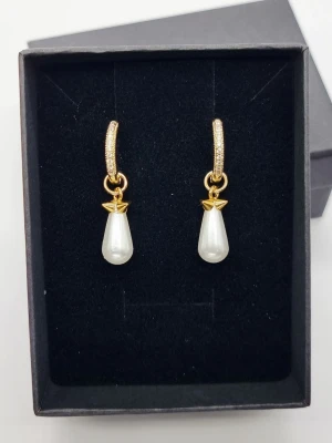 Handgjorda örhängen  - Material-rostfritt stål. Stilrena örhängen inspirerade av Maria Nilsdotter. ☝️Vid köp ingår två extra berlocker som kan bytas ut, då själva hänget är ömtåligt och känsligt för stötar.