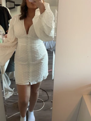 Adoore klänning - Säljer min vita adoore klänning som är prickig alltså inte den ”vanliga” med blommor på. Dock exakt samma modell! Den är i storlek 38 men skulle säga att den är som 36/38 mer! Jag har bara testat klänning💕 nypris: 1495kr 