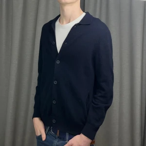 Stickad cardigan från Massimo Dutti  - Riktigt snygg stickad carfigan från Massimo Dutti | Marinblå | Storlek M | Mycket bra skick | helt enkelt en riktig stilig tröja som passar med mycket 