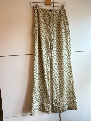 Zara byxor  - Så snygga Zara byxor med mönster i storlek S!  Bra skick, aningens mörka längst ner tror det är dels lite smuts och dels att tyget är dubbelvikt där.  Annars superfint skick