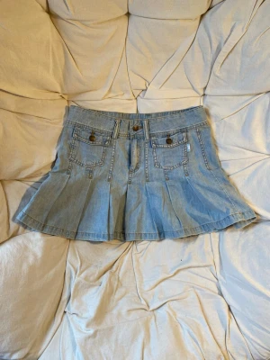 Jeanskjol - Väldigt fin jeanskjol som tyvärr är för stor för mig. Den är från en gammal H&M kollektion som inte finns längre. Storlek 164 men stor i storleken. Passar S/M. Midja: 40cm rakt över🩵