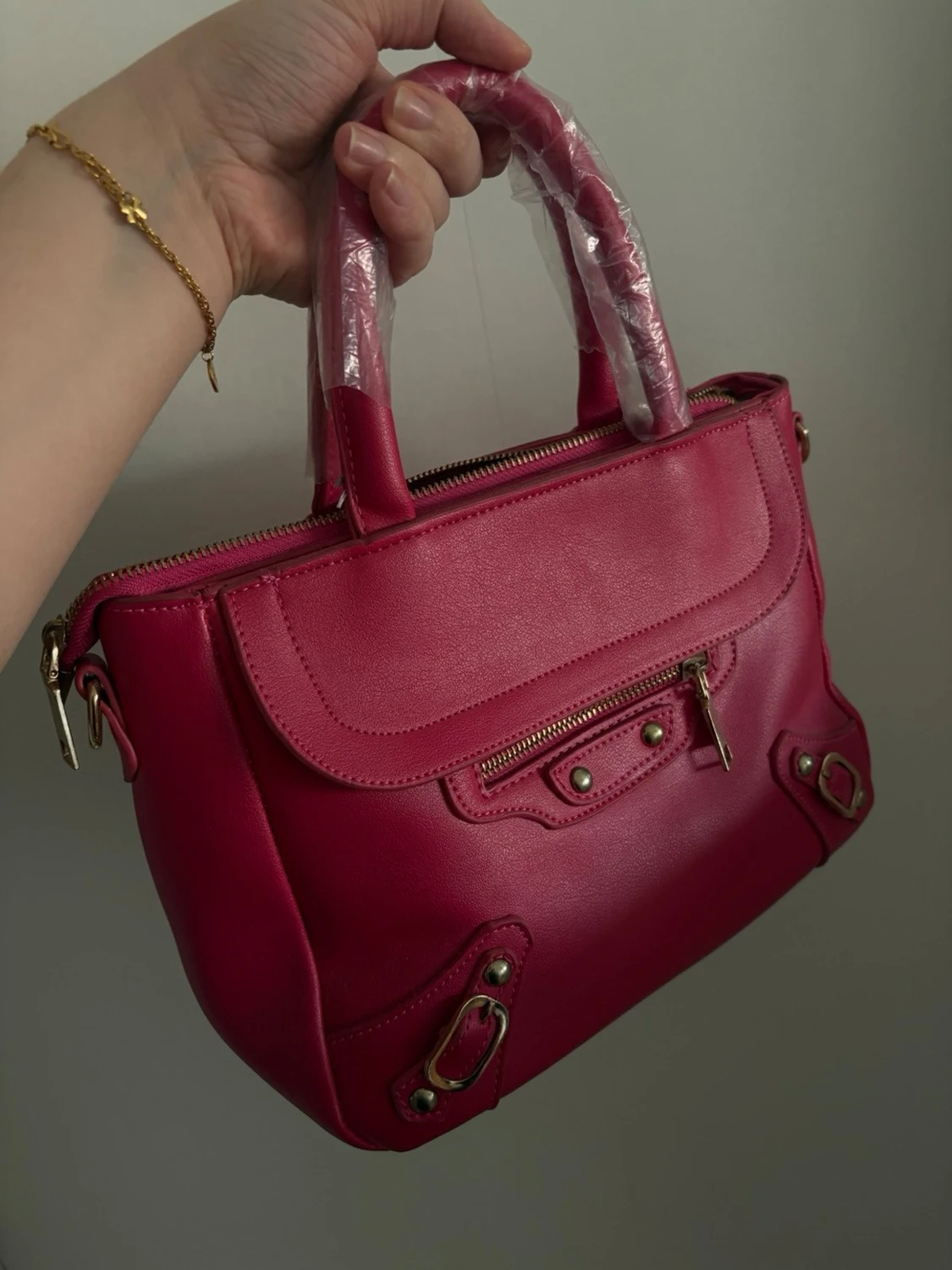Rosa handväska med gulddetaljer - 5