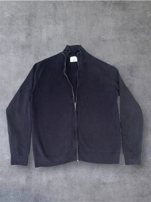 Cardigan Hel Zip Mörkblå - Storlek: L | Skick: 9/10 | Nypris: 800 kr+ | Skickas samma dag som köp | 