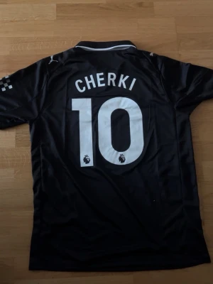 Manchester City bortaställ 25/26 – Cherki På Ryggen - Perfekt skick och redo att användas. Arsenal fans kanske vill scrolla vidare 😹